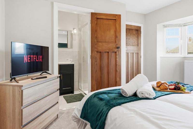Luxury 4-Bed Contractor/Family House Sleeps 7 - image 30