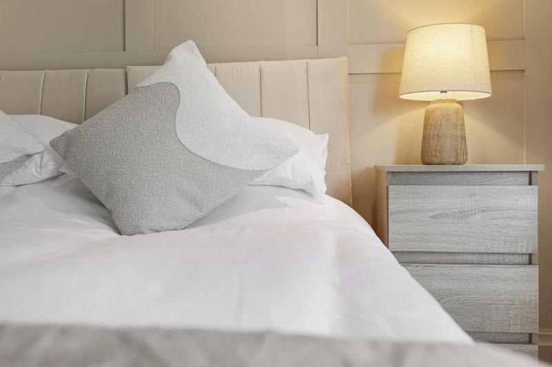 Luxury 4-Bed Contractor/Family House Sleeps 7 - image 12