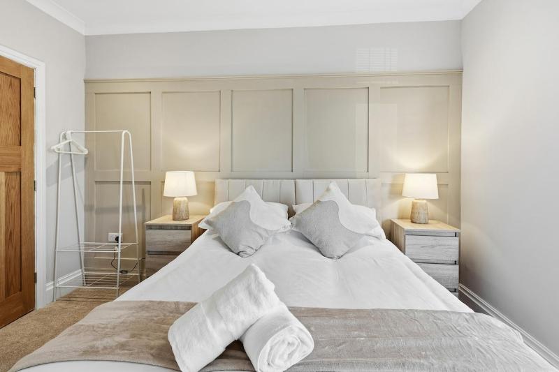 Luxury 4-Bed Contractor/Family House Sleeps 7 - image 35