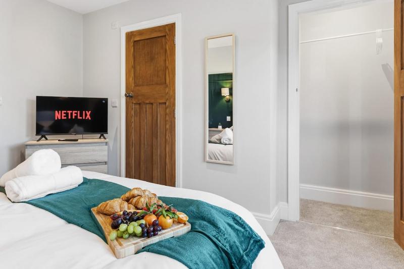 Luxury 4-Bed Contractor/Family House Sleeps 7 - image 13