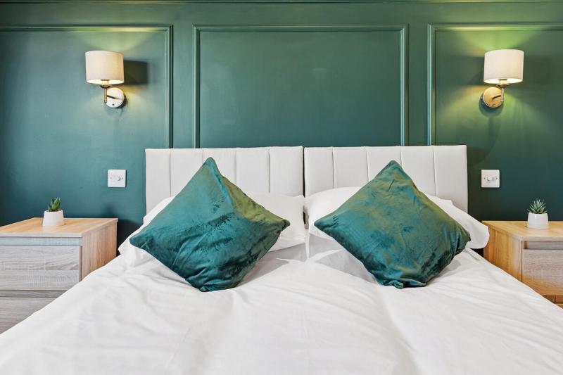 Luxury 4-Bed Contractor/Family House Sleeps 7 - image 37
