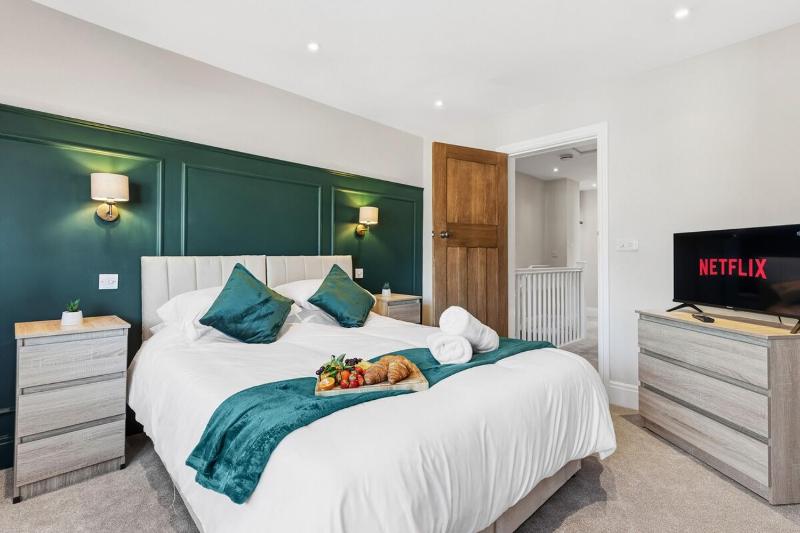 Luxury 4-Bed Contractor/Family House Sleeps 7 - image 8