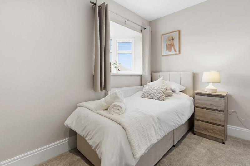 Luxury 4-Bed Contractor/Family House Sleeps 7 - image 29