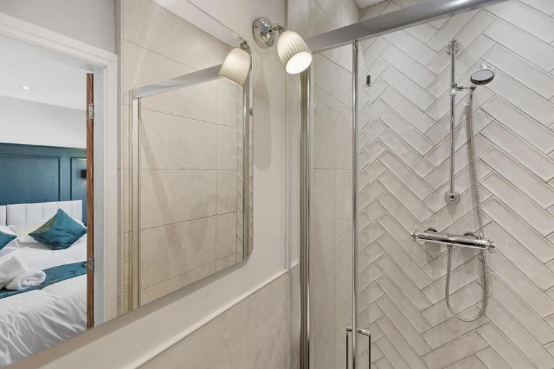 Luxury 4-Bed Contractor/Family House Sleeps 7 - image 7