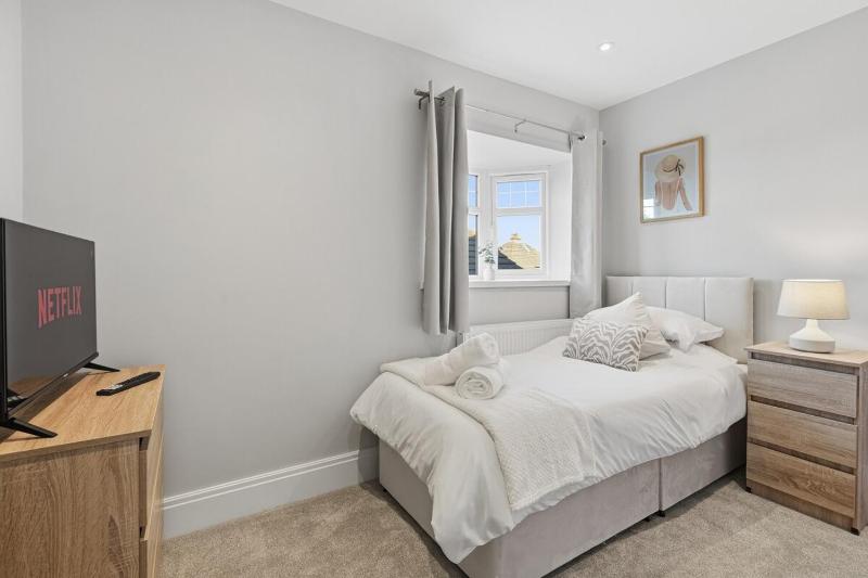 Luxury 4-Bed Contractor/Family House Sleeps 7 - image 26