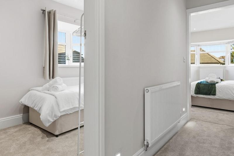 Luxury 4-Bed Contractor/Family House Sleeps 7 - image 19