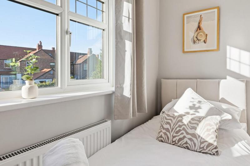 Luxury 4-Bed Contractor/Family House Sleeps 7 - image 44