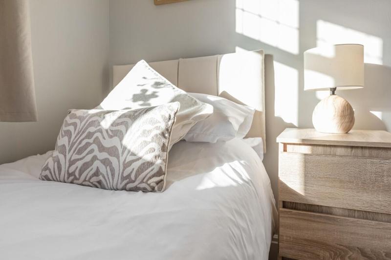 Luxury 4-Bed Contractor/Family House Sleeps 7 - image 16