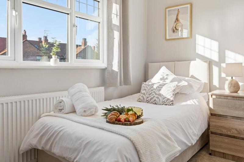 Luxury 4-Bed Contractor/Family House Sleeps 7 - image 6