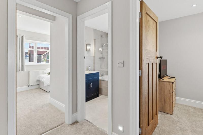 Luxury 4-Bed Contractor/Family House Sleeps 7 - image 28