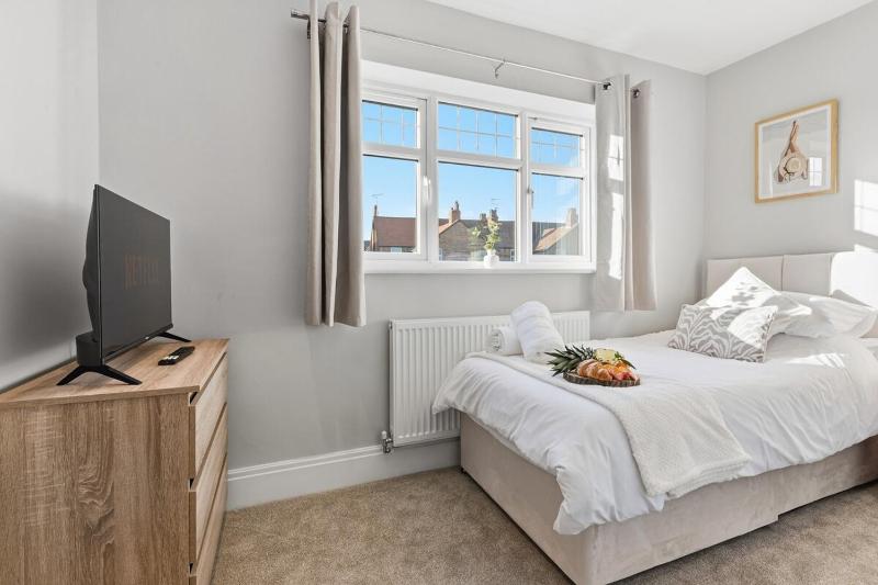 Luxury 4-Bed Contractor/Family House Sleeps 7 - image 22