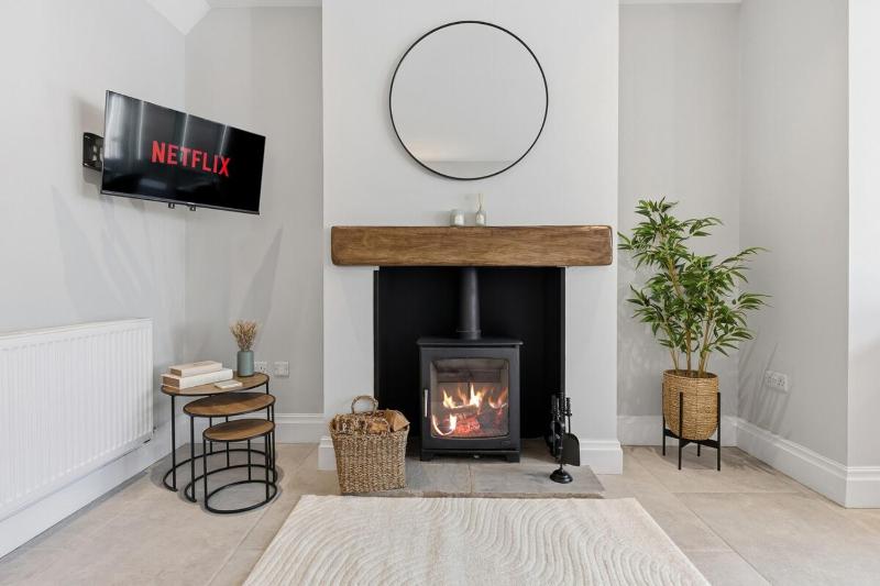 Luxury 4-Bed Contractor/Family House Sleeps 7 - image 42