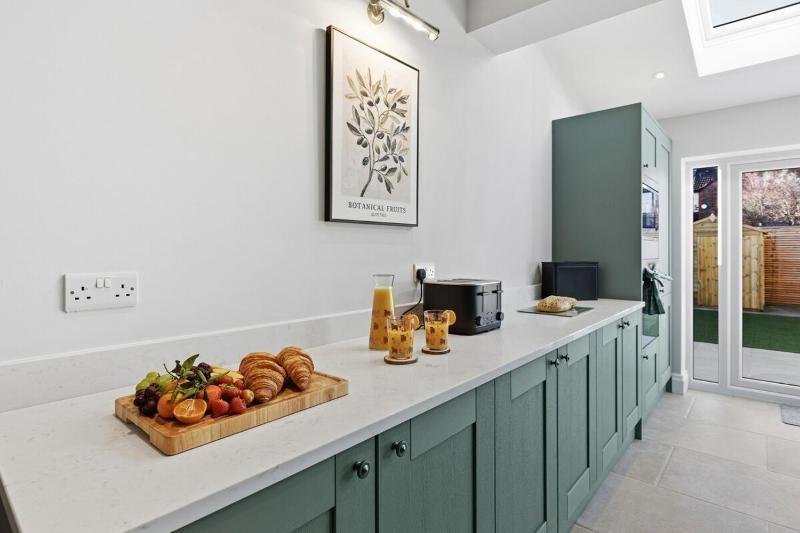 Luxury 4-Bed Contractor/Family House Sleeps 7 - image 32