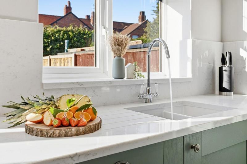 Luxury 4-Bed Contractor/Family House Sleeps 7 - image 41