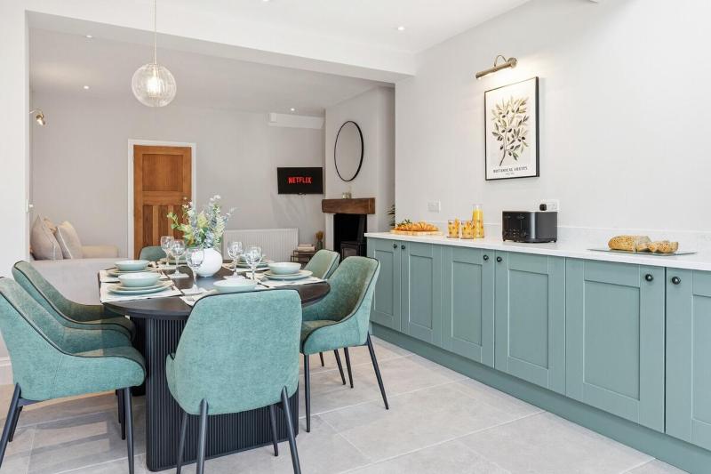 Luxury 4-Bed Contractor/Family House Sleeps 7 - image 27