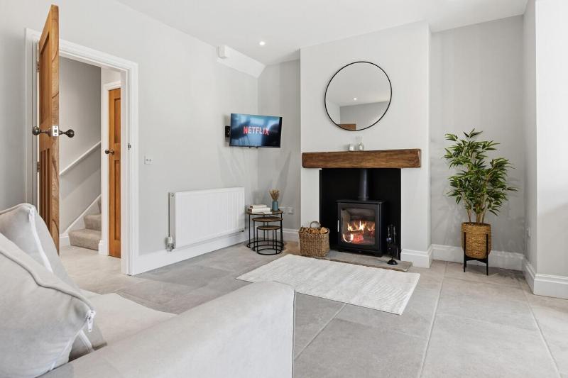 Luxury 4-Bed Contractor/Family House Sleeps 7 - image 24