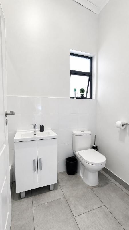 Modern 2-Bed Apartment In Victoria Falls Estate - image 6