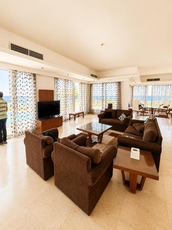 Beachfront Mansion with a private pool in Hadaba - image 1