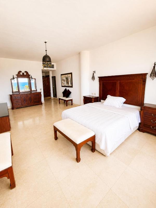 Beachfront Mansion with a private pool in Hadaba - image 43