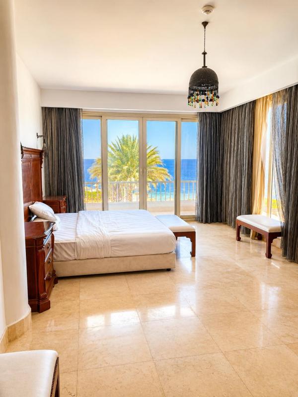 Beachfront Mansion with a private pool in Hadaba - image 7