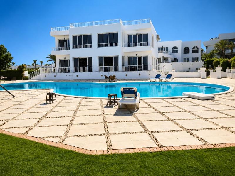 Beachfront Mansion with a private pool in Hadaba - image 41