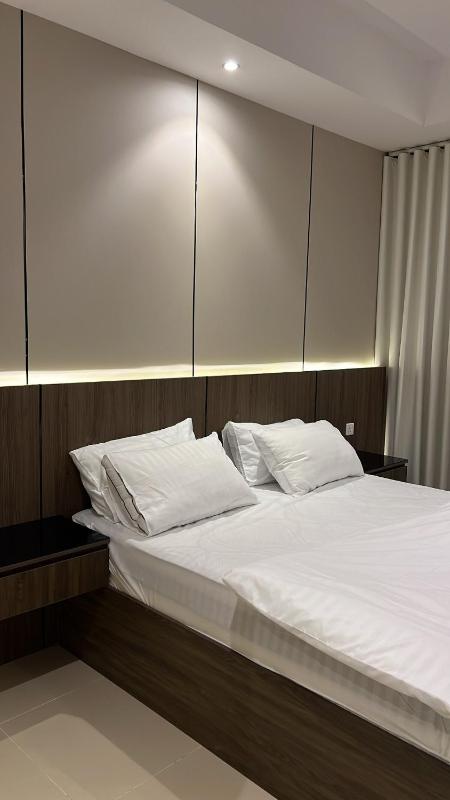 A classy suite with an elegant design and private parking - image 14