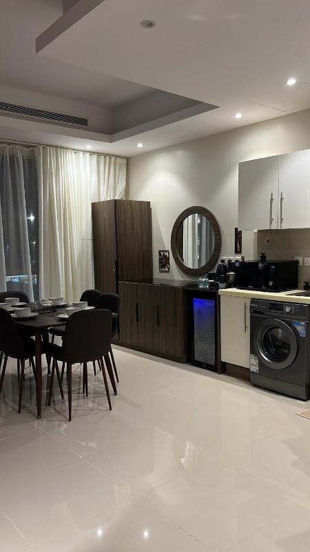 A classy suite with an elegant design and private parking - image 10