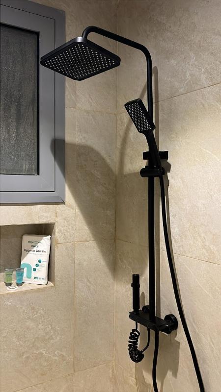 A classy suite with an elegant design and private parking - image 9