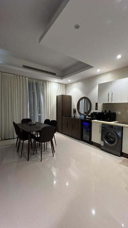 A classy suite with an elegant design and private parking - image 12