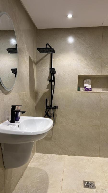 Luxury suite with elegant design - image 8