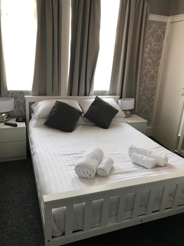 Double Room image 3