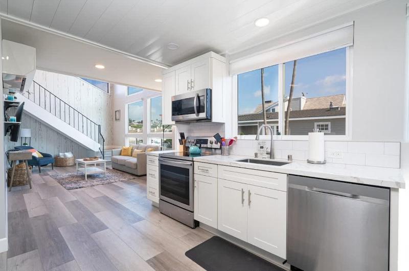 1011 N Bayfront B - Light Bright Balboa Island with Bay Views home - image 13