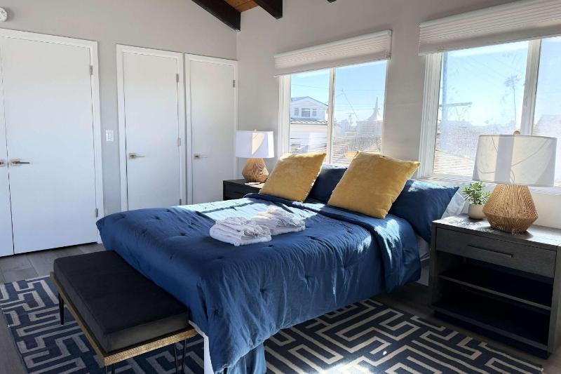 1011 N Bayfront B - Light Bright Balboa Island with Bay Views home - image 20