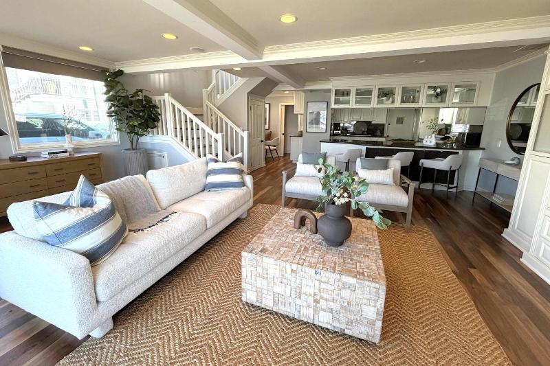 1011 N Bayfront A - Breathtaking Bay Views- Beautiful Balboa Isle Home home - image 1