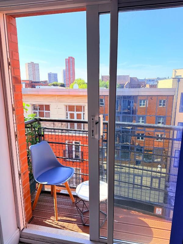 Stylish City-Centre Apartment Your Perfect Birmingham Base - image 1
