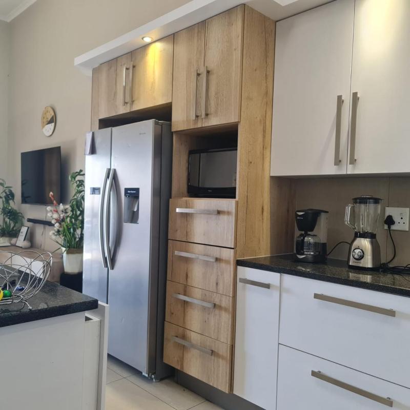 Windhoek Modern Apartment with Balcony - image 2