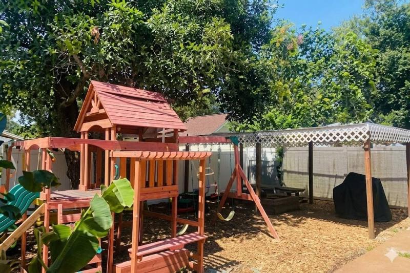 Downtown SRQ 3BR 2BA Playground Unit 1 Sleeps 6 - image 16