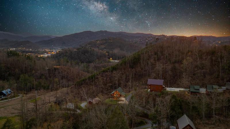 Honey Bear Lodge Sweet Stays in the Smokies - image 23