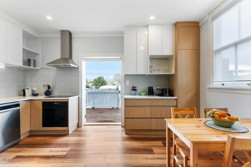 Poolside Pause - Auckland Holiday Home - image 15