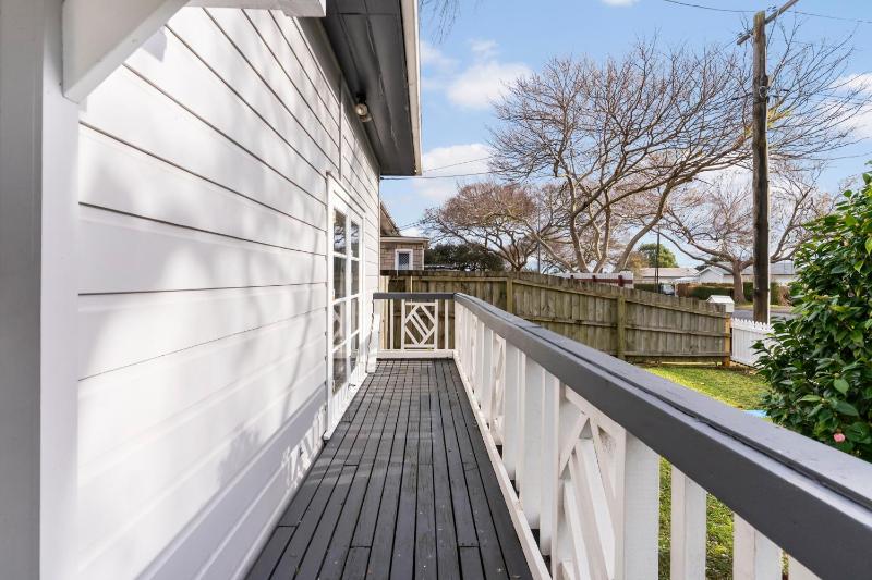 Poolside Pause - Auckland Holiday Home - image 14