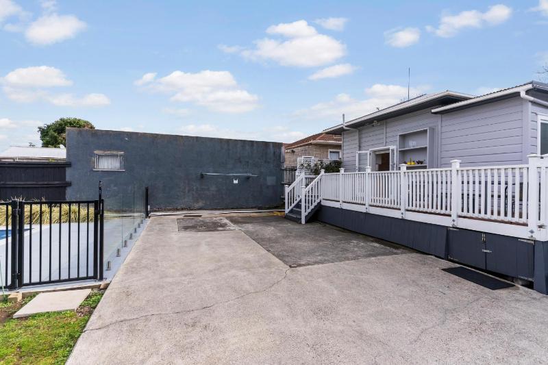 Poolside Pause - Auckland Holiday Home - image 2