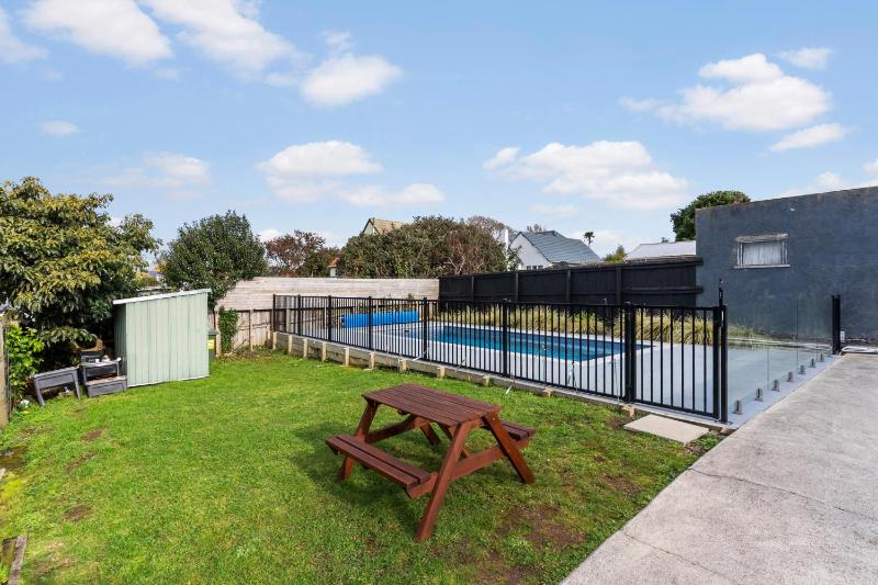 Poolside Pause - Auckland Holiday Home - image 11