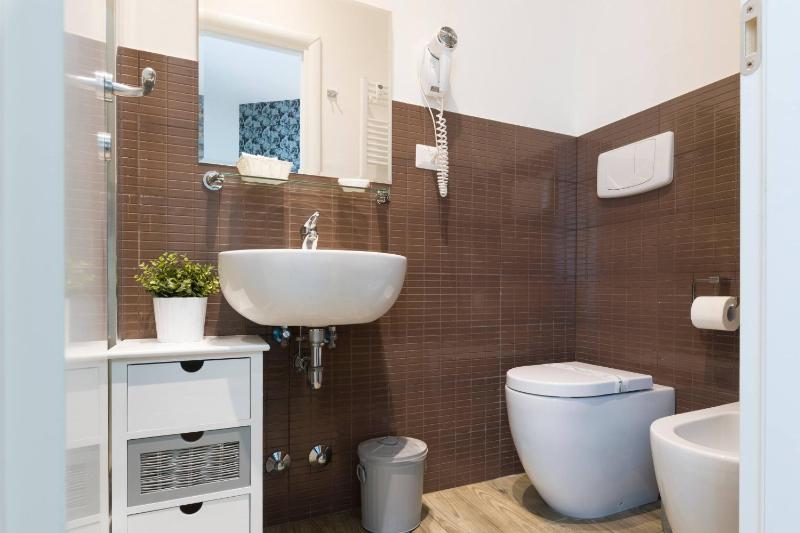 Economy Double Room image 4