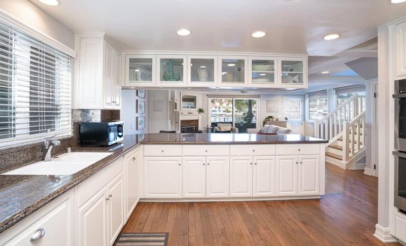 1011 N Bayfront A - Breathtaking Bay Views- Beautiful Balboa Isle Home home - image 7