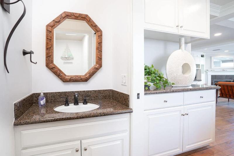 1011 N Bayfront A - Breathtaking Bay Views- Beautiful Balboa Isle Home home - image 21