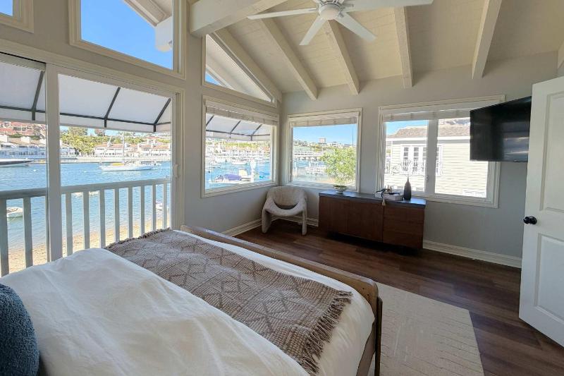 1011 N Bayfront A - Breathtaking Bay Views- Beautiful Balboa Isle Home home - image 20