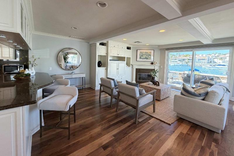 Newport Beach Balboa Island Bayfront House with Patio & Free Parking home - image 12