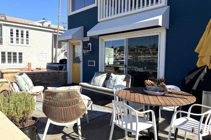 Newport Beach Balboa Island Bayfront House with Patio & Free Parking home - image 3