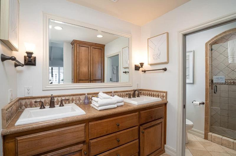 Newport Beach Balboa Island Bayfront House with Patio & Free Parking home - image 38