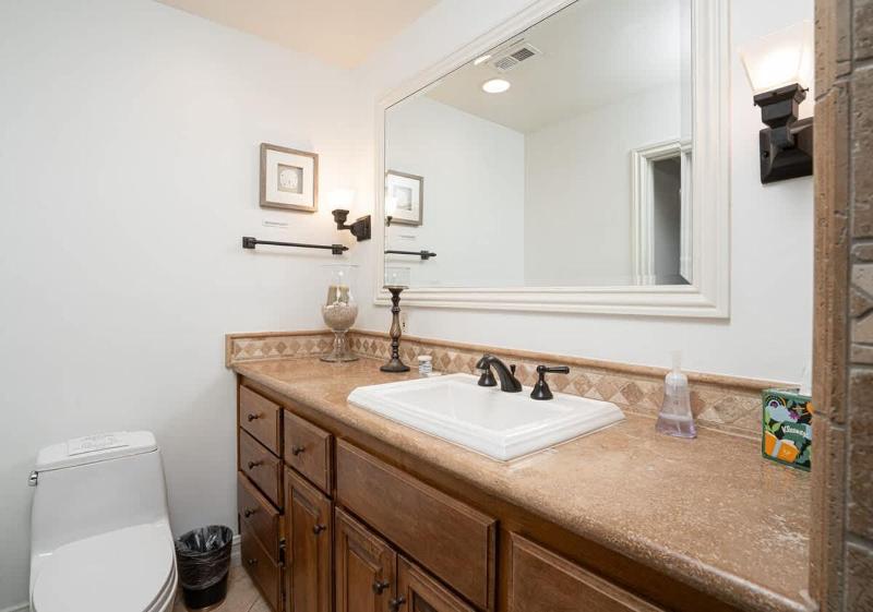 Newport Beach Balboa Island Bayfront House with Patio & Free Parking home - image 35